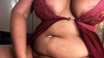 Деси милфа с огромной грудью пальцами ебет киску videos