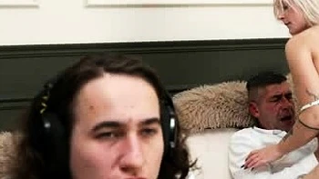 Papai fode minha namorada loira adolescente enquanto jogo videos