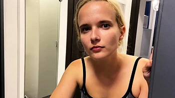 Blonde Babe saugt und fickt unerwarteten Gast videos