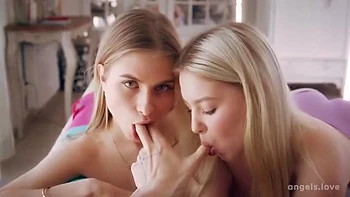 Premier fuck de Kitty Wild et Nikoletta Queen videos