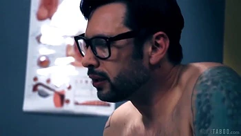 Татуированная брюнетка Сири Даль трахается сзади videos