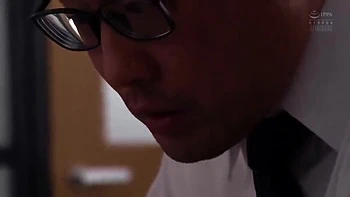 Mujer engaña mientras cuckold mira videos