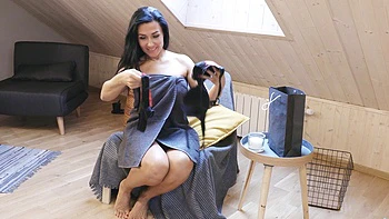 Зрелая Стефания ласкает свои большие обвисшие сиськи и киску videos