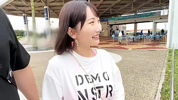 Азиатка с огромными сиськами трахает в горло videos