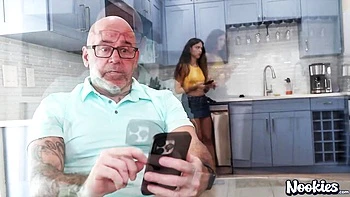 MILF latina baisée en levrette par beau-père videos