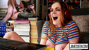 Abbie Maleys kurvige Rothaarige strippt und fickt sich videos