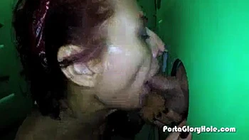 Rothaarige Amateurin fickt und spritzt am Glory Hole videos