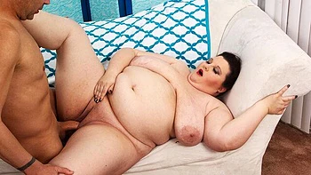 BBW-Brünette Stazi schön im Missionarsstil gefickt videos