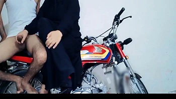 Morena indiana anda na nova Honda 2025 com namorado videos