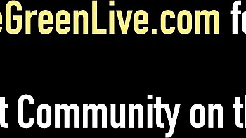 Alexis et Maggie aux gros seins lèchent la chatte avec jouets videos