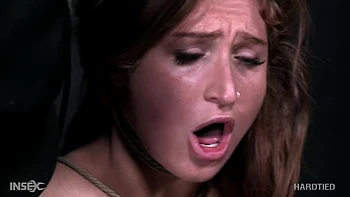 Skylar Snow wird hart im Bondage gefickt videos