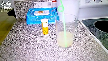 Милфа мачеха пьет снотворное videos