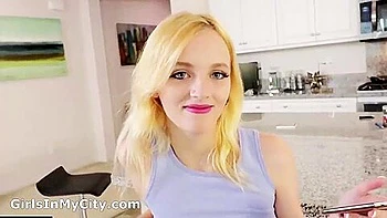 Pourquoi tu te branles sur le canapé ? videos