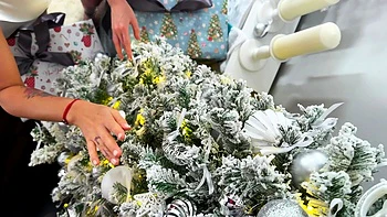 Брюнетка мамка трахается анально в тройке videos