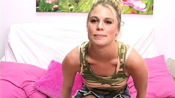 Loira sexy se masturba para a câmera videos