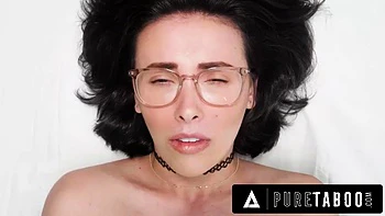 Alison Rey ambitieuse suce pieds et baise le réalisateur videos