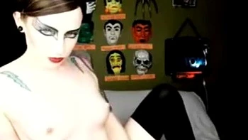 Чёрная блондинка мастурбирует с большими сиськами videos