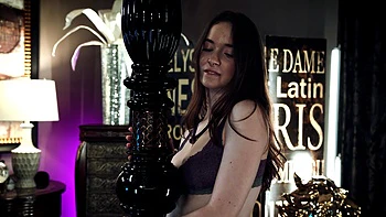 Brünette Hazel Moore fickt Madison als Reverse Cowgirl videos