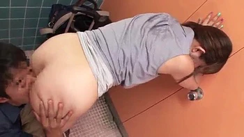 Asiatique amateur suce et se fait baiser en levrette videos