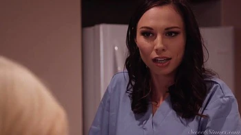 Die freche Krankenschwester bläst und fickt Reiterstellung videos