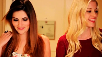 Zwei heiße Mädels lecken und fummeln Fotze videos