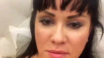 Morena rusa se mete un pepino curvado en el culo videos