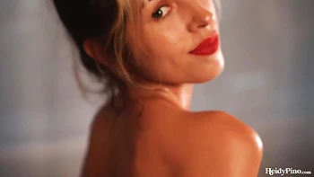 MILF rubia en lencería en el baño videos