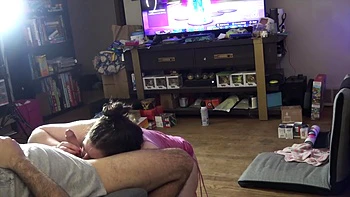 Garota gamer faz blowjob profundo nas festas videos