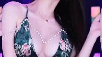 Gata coreana dança e chupa pau videos