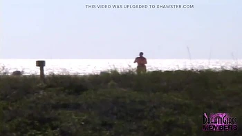 Amanda exhibe sa chatte en plein air - nudité publique videos