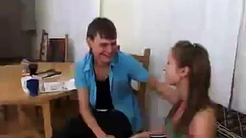 Demi-frère baise la demi-sœur : Doggy, Cavalière, Missionnaire videos