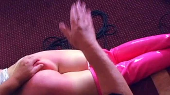 Ella recibe nalgadas en juego fetiche videos