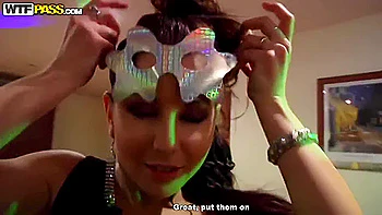 Geile College-Teens saugen Schwänze beim wilden Orgie-Spaß videos