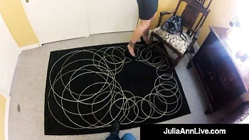 Julia Ann mamando sus enormes tetas falsas en porno MILF videos