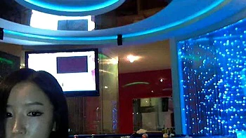 Asiatique coréenne jouant seule avec sa chatte videos