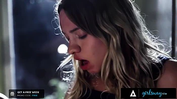 Blonde Zicke fickt lesbisches Teen 18+ auf Toilette videos