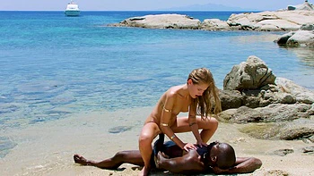 Rubia Joss y morena Tiffany montan polla negra grande en la playa videos