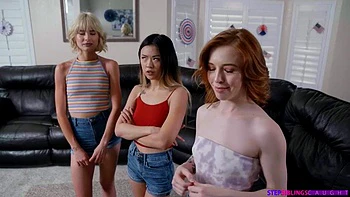 Schwester und Freundinnen blasen im Freizeitpark videos