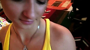 Petite salope brune se fait baiser fort videos