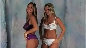 Große Titten Babe reizt mit Striptease im Cam videos