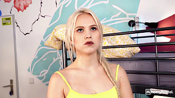 Красотка-блондинка трахается в хостеле videos