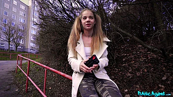 Adolescente pelirroja chupa polla y monta en el bosque videos