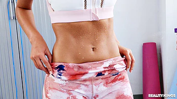 Baisers lesbiennes et baise en coulisses sur canapé videos