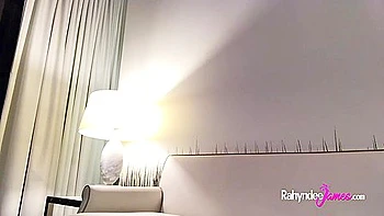 Sportliche Brünette Milf Rahyndee James onaniert mit nasser Fotze & Analkram videos