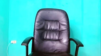 Musculoso se masturba con su enorme polla y culo grande videos