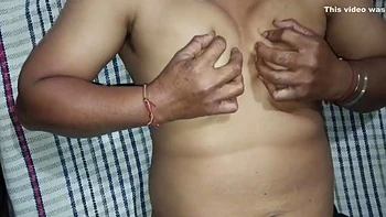 Esposa india se masturba y aprieta sus tetas despacio videos