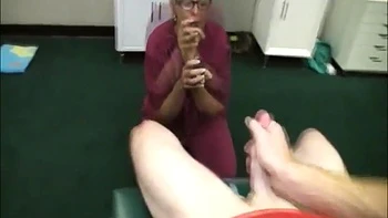 Infirmière blonde branle grosse queue, réclame grosse came videos