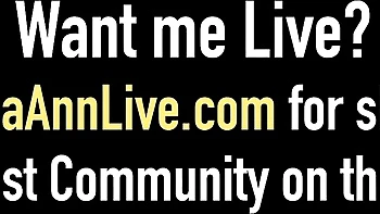 Julia Ann montre ses gros seins et suce avec sa langue en live videos