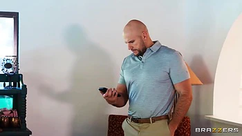 Teen-Brünette lutscht Jmacs dicken Schwanz beim Open House videos