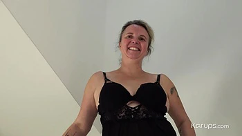 Blonde milf Katka Nova se branle en solo videos